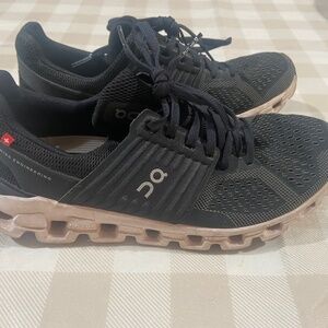 Used womens on cloud sneakers